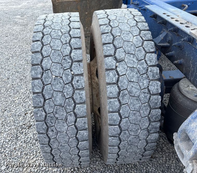 image for item EV4425 2017 Peterbilt 579 semi truck