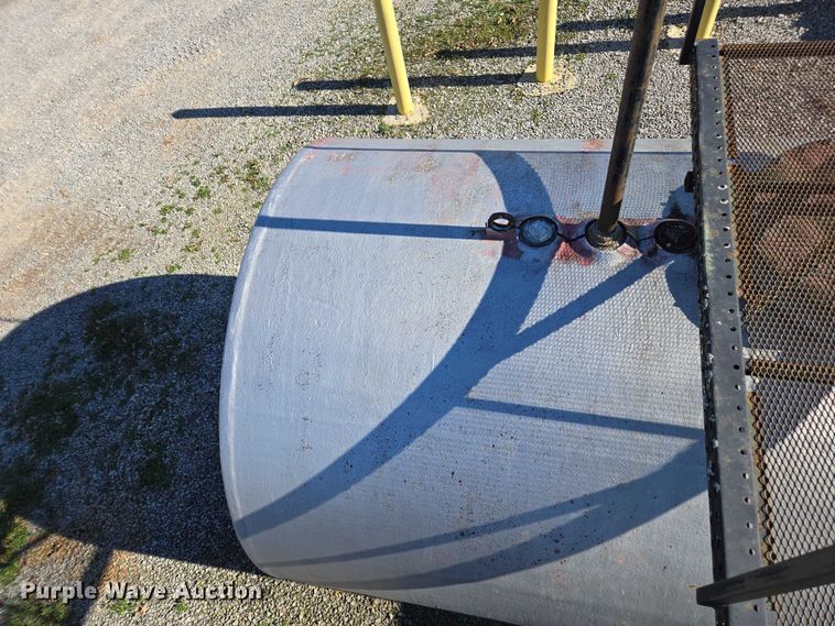 image for item EV4505 (3) fuel tanks and pumps