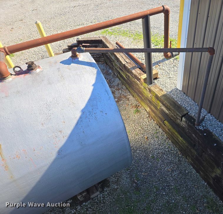 image for item EV4505 (3) fuel tanks and pumps