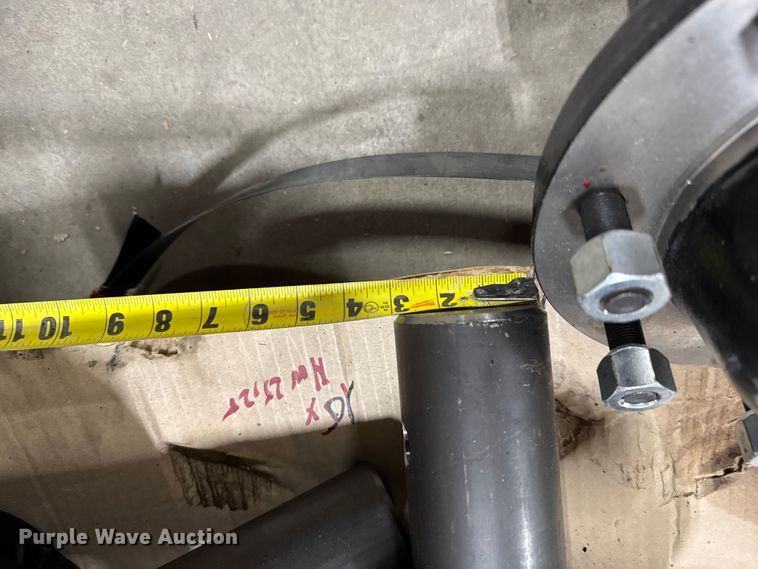 image for item FB0495 Approx. (62) 8 lug hubs