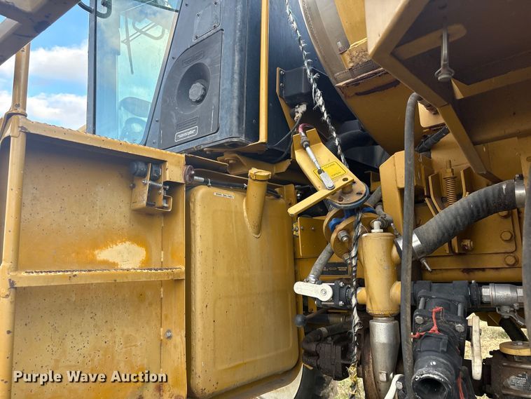 image for item FI0071 2001 Ag-Chem RoGator 854 sprayer