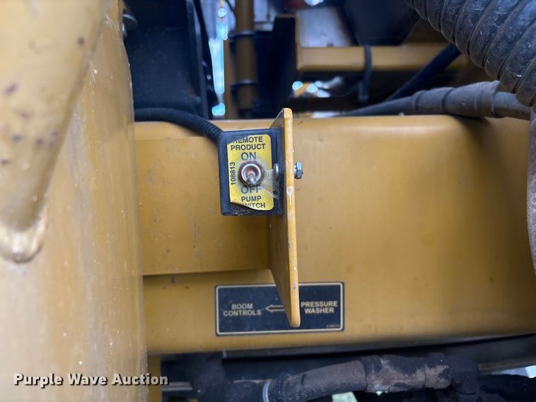 image for item FI0071 2001 Ag-Chem RoGator 854 sprayer