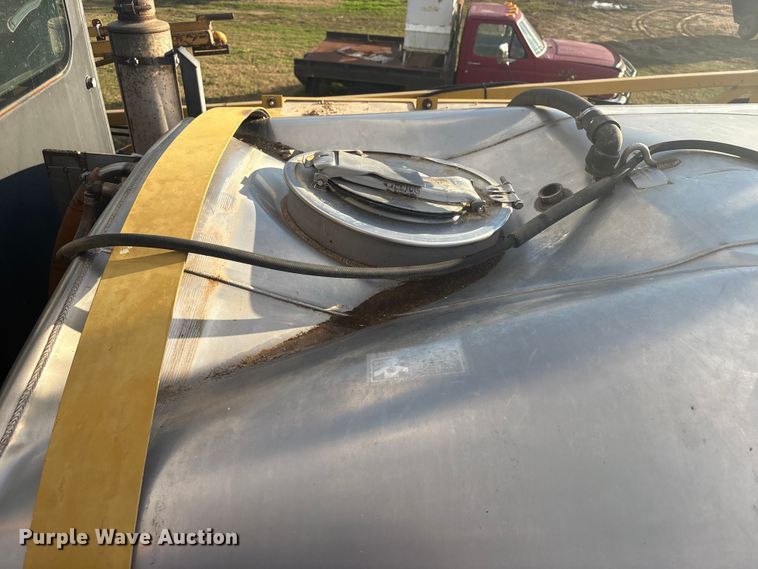 image for item FI0071 2001 Ag-Chem RoGator 854 sprayer