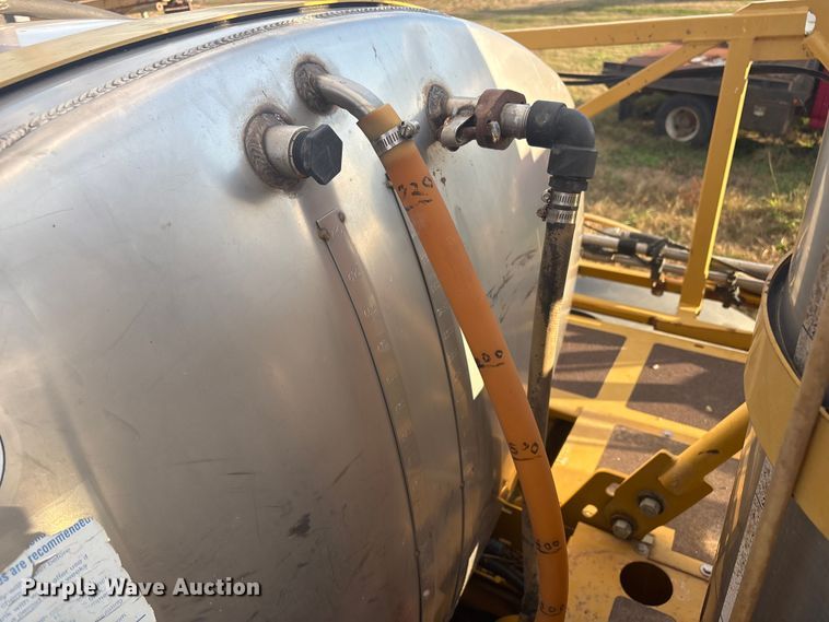 image for item FI0071 2001 Ag-Chem RoGator 854 sprayer