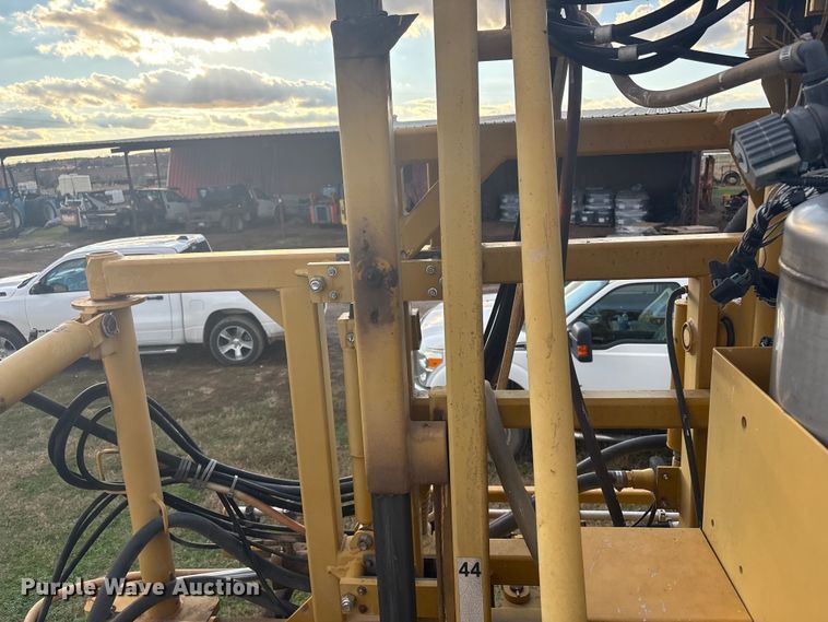 image for item FI0071 2001 Ag-Chem RoGator 854 sprayer