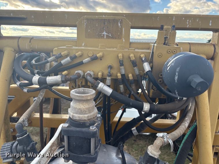 image for item FI0071 2001 Ag-Chem RoGator 854 sprayer