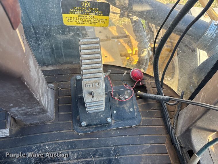 image for item FI0071 2001 Ag-Chem RoGator 854 sprayer