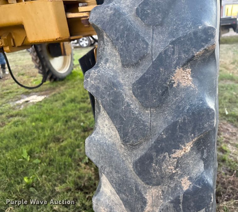 image for item FI0071 2001 Ag-Chem RoGator 854 sprayer