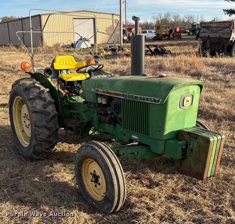 image for item FI0086 John Deere 820 tractor