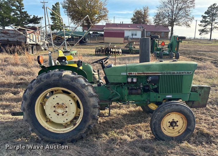 image for item FI0086 John Deere 820 tractor