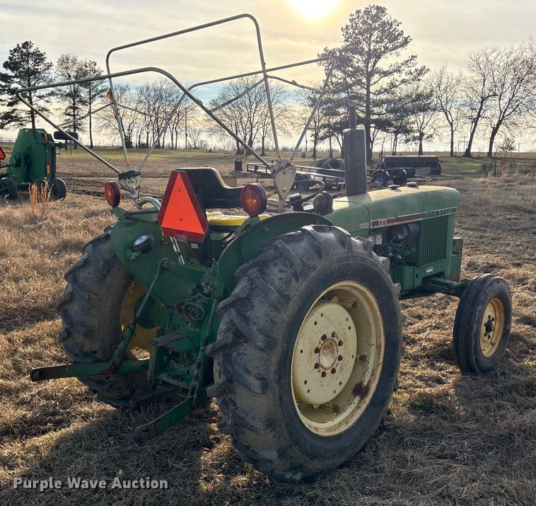 image for item FI0086 John Deere 820 tractor