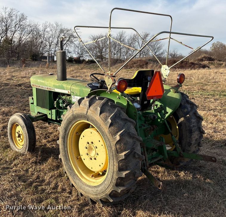 image for item FI0086 John Deere 820 tractor