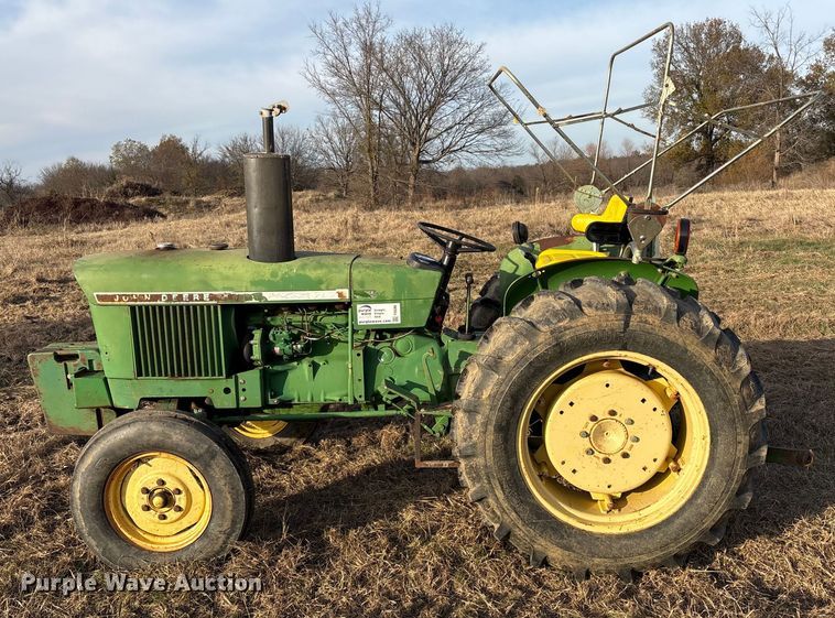 image for item FI0086 John Deere 820 tractor