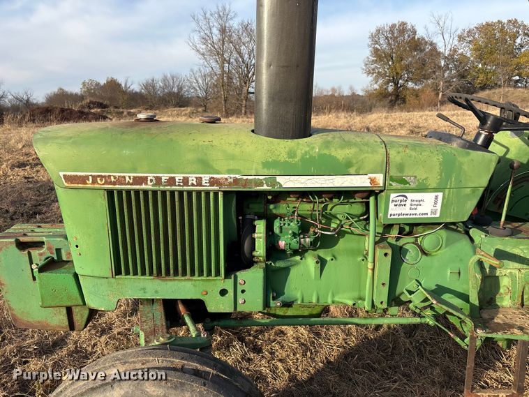 image for item FI0086 John Deere 820 tractor