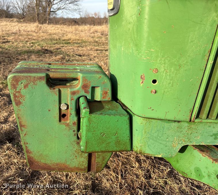 image for item FI0086 John Deere 820 tractor