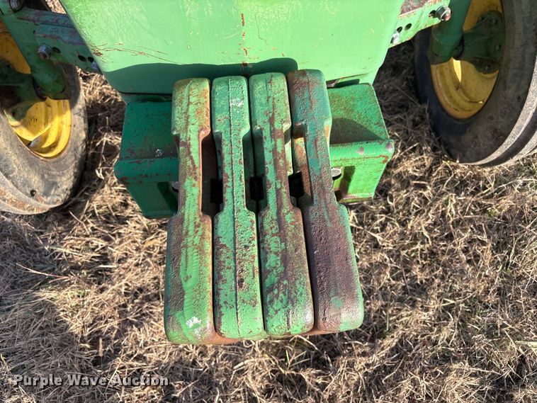 image for item FI0086 John Deere 820 tractor