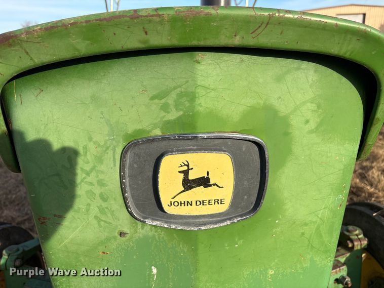 image for item FI0086 John Deere 820 tractor
