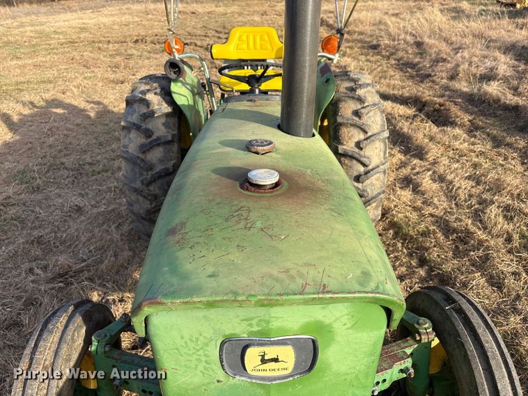 image for item FI0086 John Deere 820 tractor