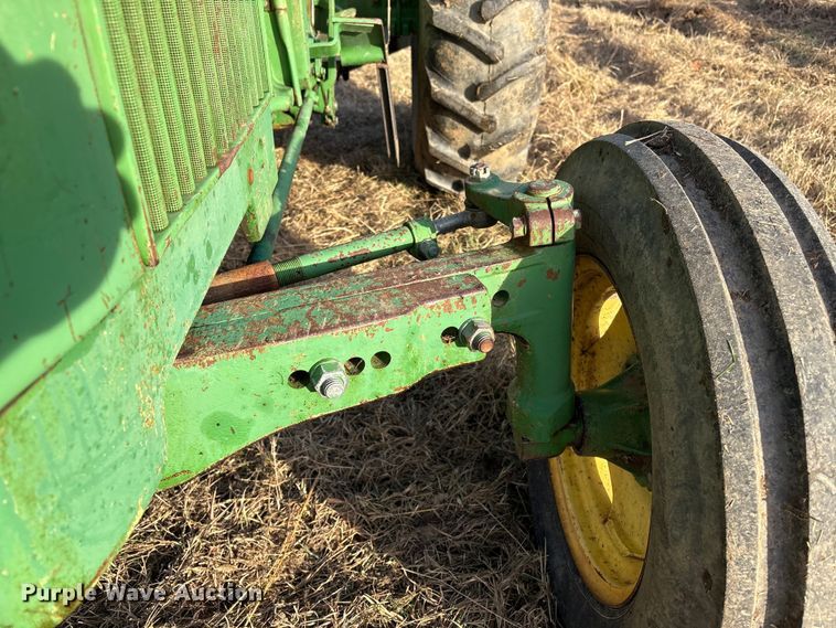 image for item FI0086 John Deere 820 tractor