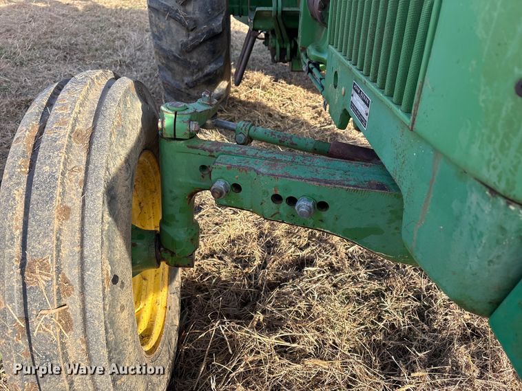 image for item FI0086 John Deere 820 tractor