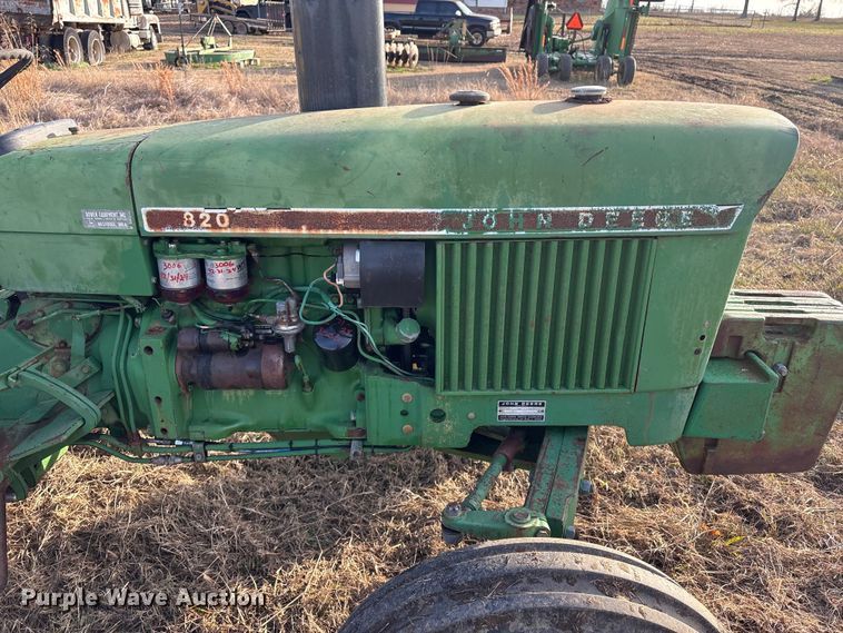 image for item FI0086 John Deere 820 tractor