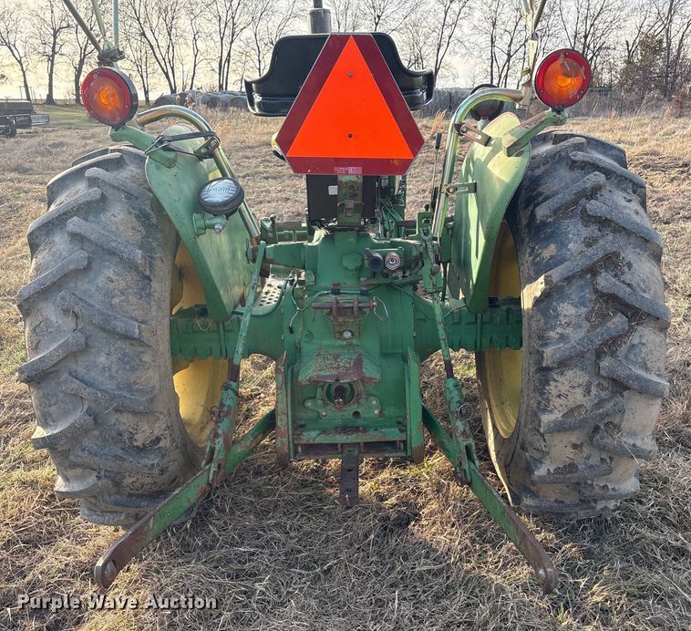 image for item FI0086 John Deere 820 tractor