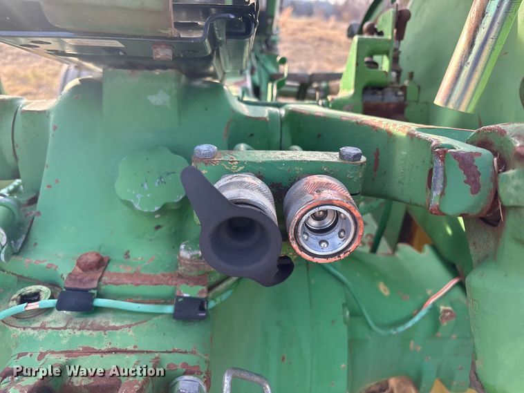 image for item FI0086 John Deere 820 tractor