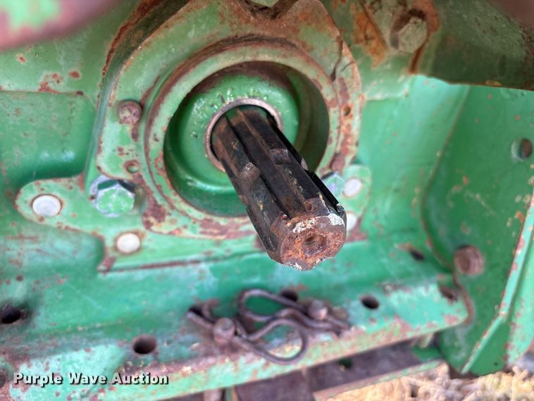 image for item FI0086 John Deere 820 tractor