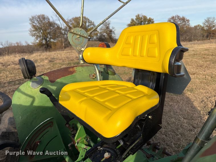 image for item FI0086 John Deere 820 tractor