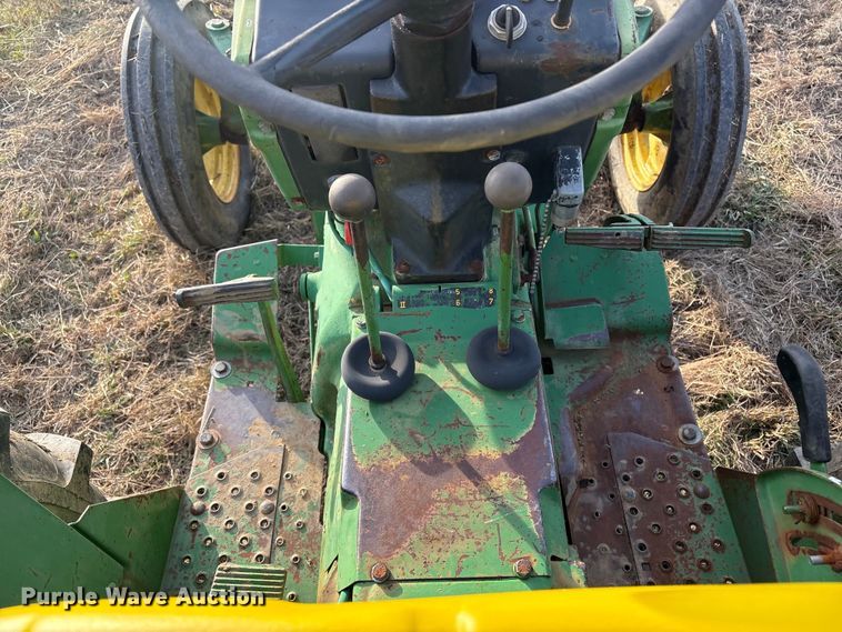 image for item FI0086 John Deere 820 tractor