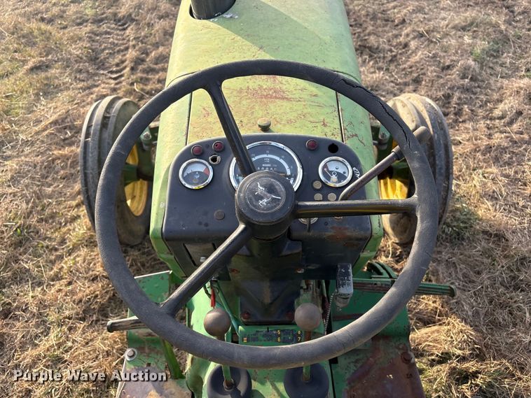 image for item FI0086 John Deere 820 tractor