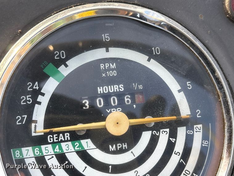 image for item FI0086 John Deere 820 tractor