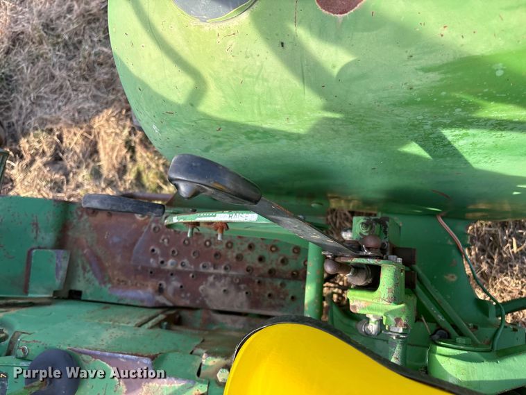 image for item FI0086 John Deere 820 tractor