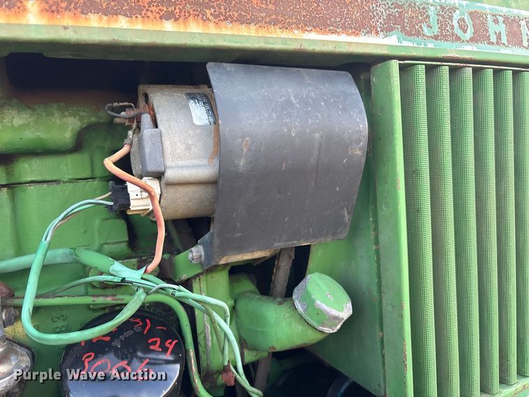 image for item FI0086 John Deere 820 tractor