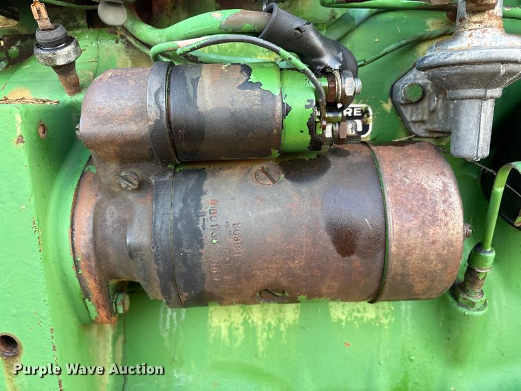 image for item FI0086 John Deere 820 tractor