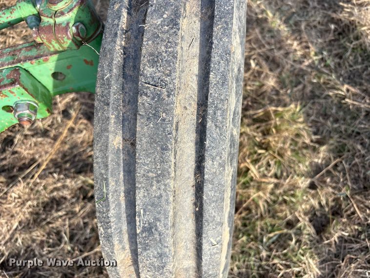 image for item FI0086 John Deere 820 tractor