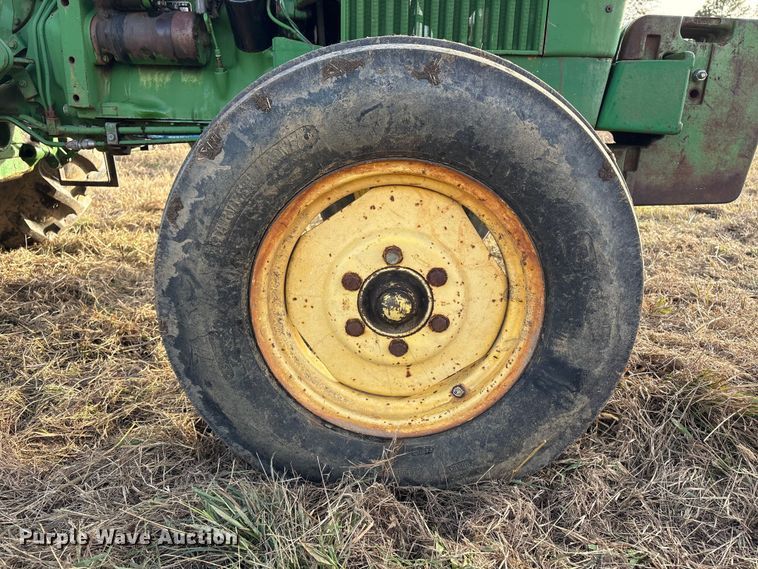 image for item FI0086 John Deere 820 tractor