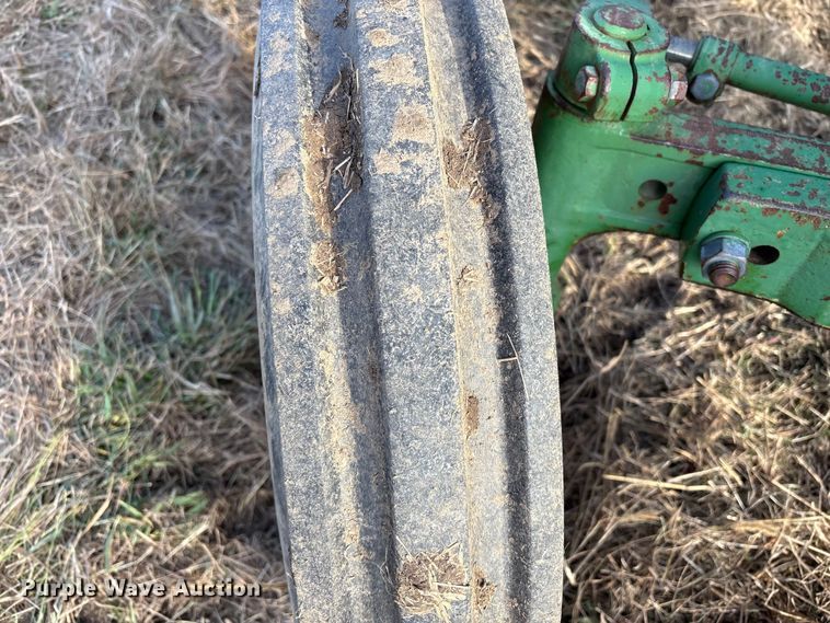 image for item FI0086 John Deere 820 tractor