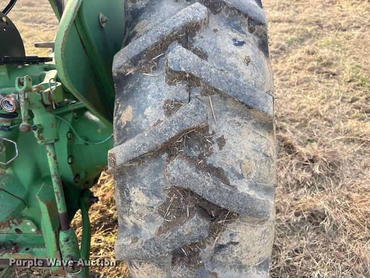 image for item FI0086 John Deere 820 tractor