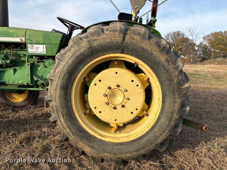 image for item FI0086 John Deere 820 tractor