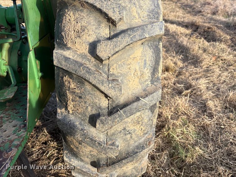 image for item FI0086 John Deere 820 tractor