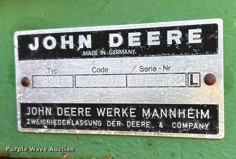 image for item FI0086 John Deere 820 tractor