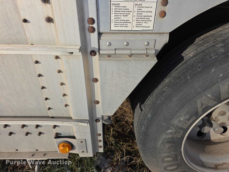 image for item FI0647 2012 Wilson PSDCL402 livestock trailer