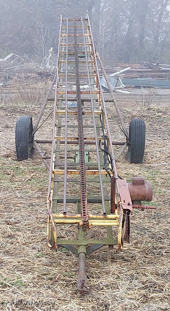 image for item FK0715 Sperry New Holland 132 square bale elevator 