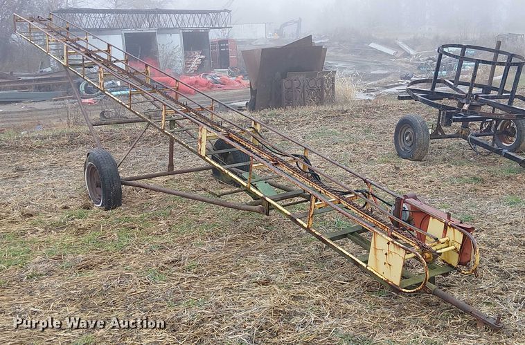 image for item FK0715 Sperry New Holland 132 square bale elevator 
