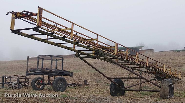 image for item FK0715 Sperry New Holland 132 square bale elevator 