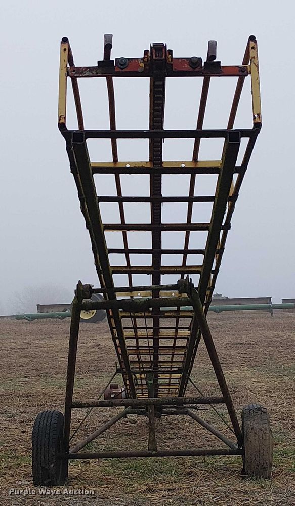 image for item FK0715 Sperry New Holland 132 square bale elevator 