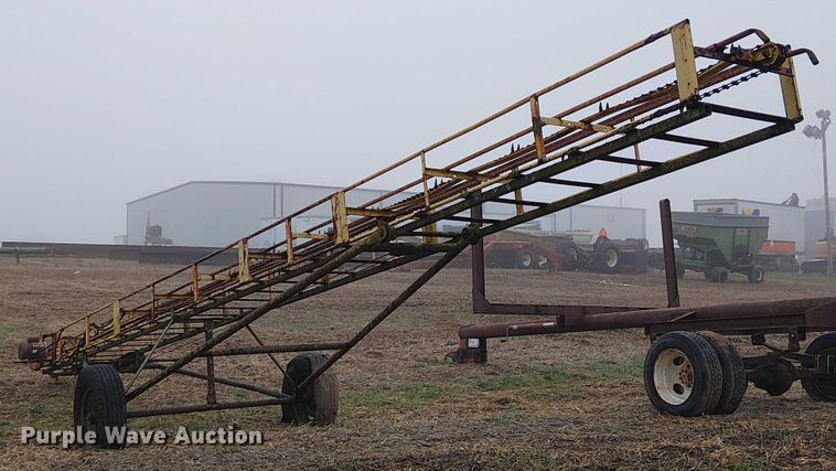 image for item FK0715 Sperry New Holland 132 square bale elevator 