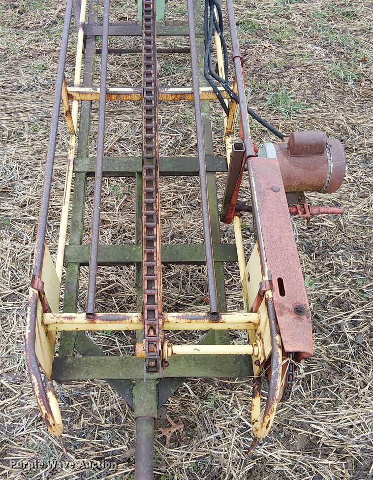 image for item FK0715 Sperry New Holland 132 square bale elevator 