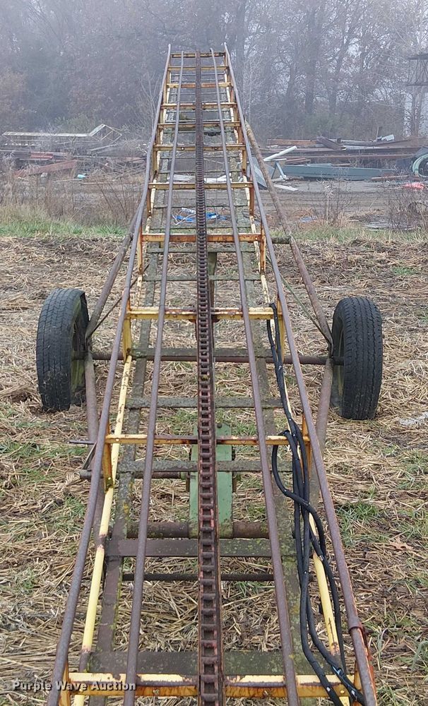 image for item FK0715 Sperry New Holland 132 square bale elevator 